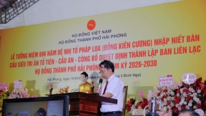 Ông Đồng Quốc Thiều, Phó ban liên lạc họ Đồng TP. Hải Phòng, Trưởng khu vực họ Đồng Kim Thành - Kinh Môn trình bày tham luận tại buổi lễ