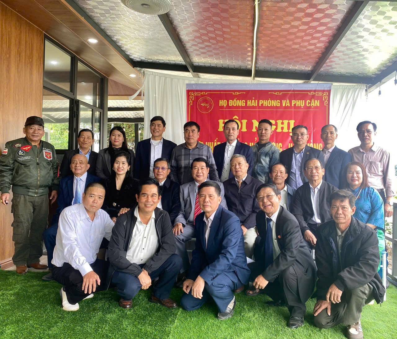 Các đại biểu tham dự Hội nghị chụp ảnh lưu niệm