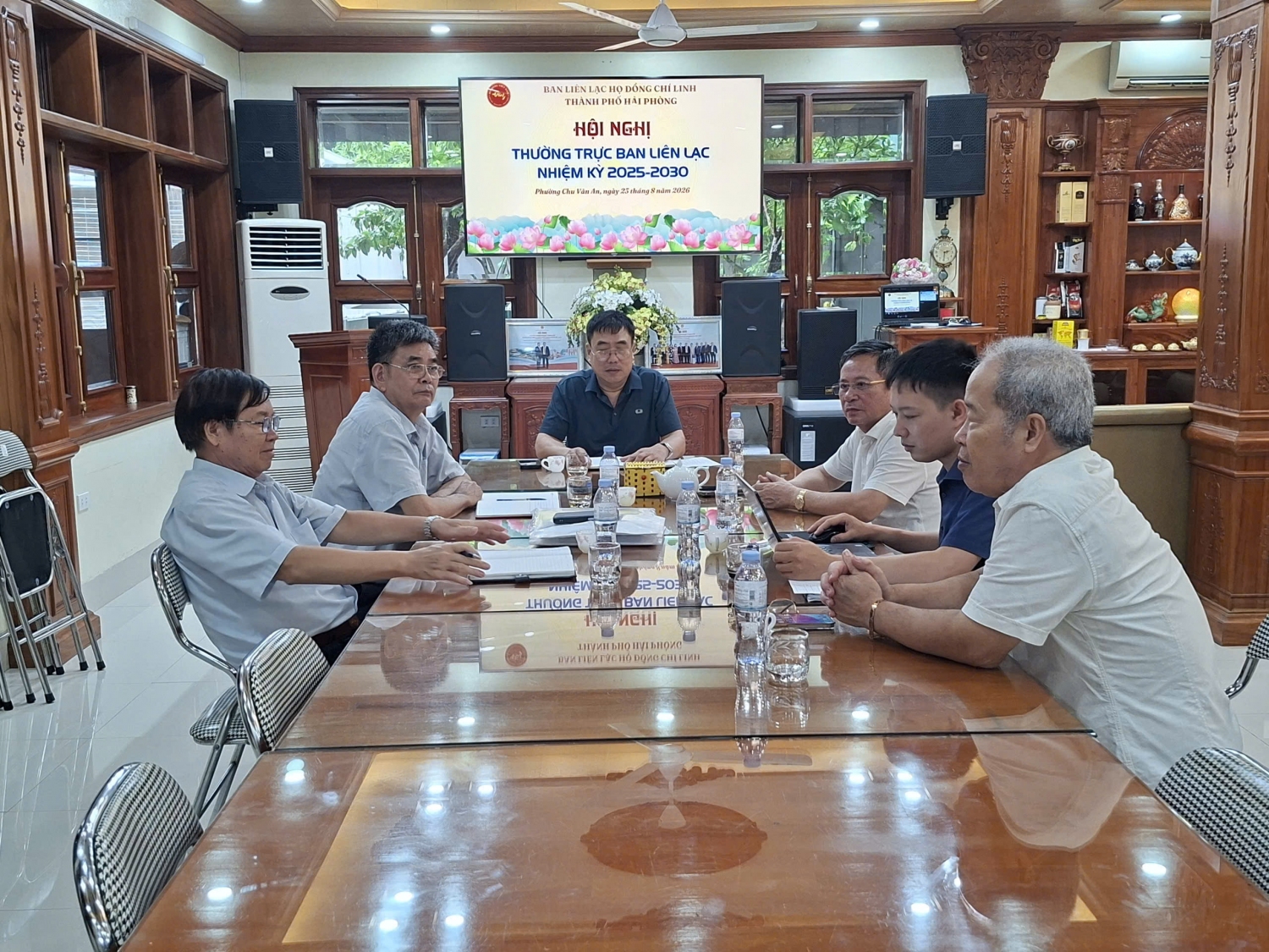 Các đại biểu thảo luận tại Hội nghị